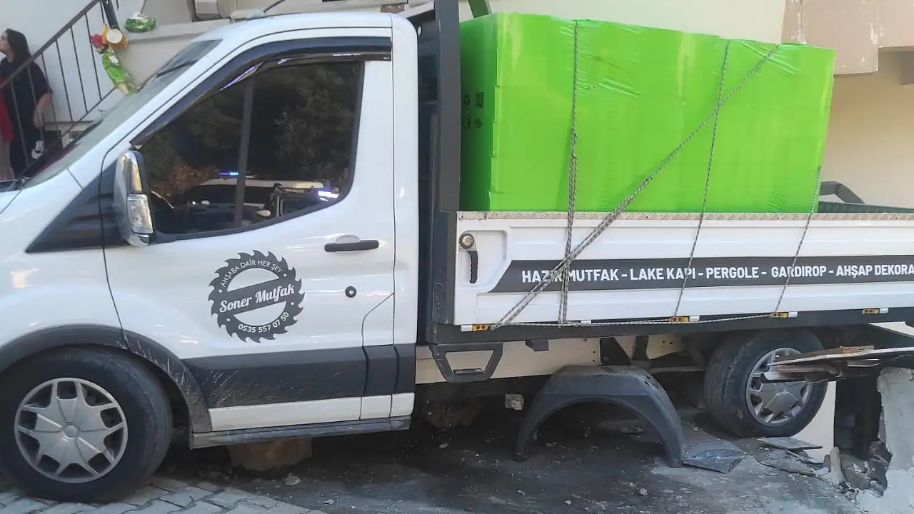 Milas'ta park halindeki kamyonet yokuş aşağı kaydı: Balkon yıkıldı, 2 motosiklet ve 1 bisiklet zarar gördü