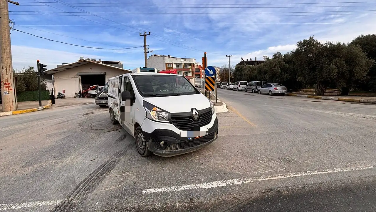 Milas Balçık Kavşağı'nda İki Kamyonet Çarpıştı: 1 Kişi Yaralandı