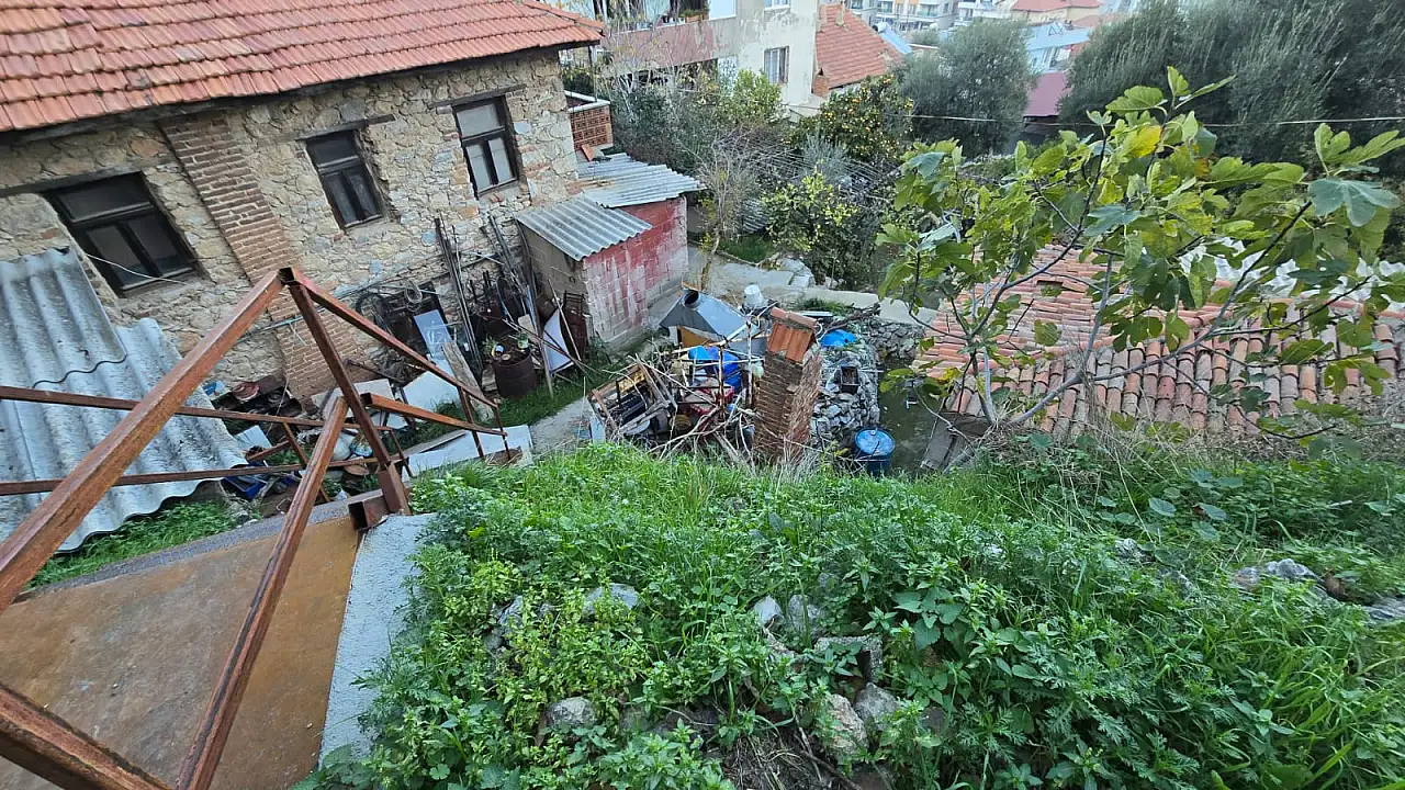 Milas'ta 'Yolsuz' Esaret: 80 Yaşındaki Çift 6 Aydır O Merdivene Mahkum!