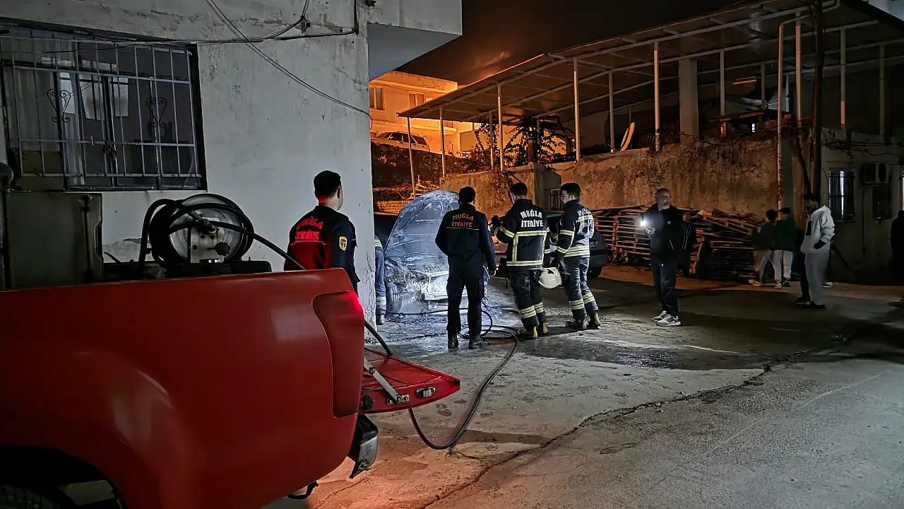 Milas'ta korku dolu anlar: Marşa bastı, otomobil alev topuna döndü