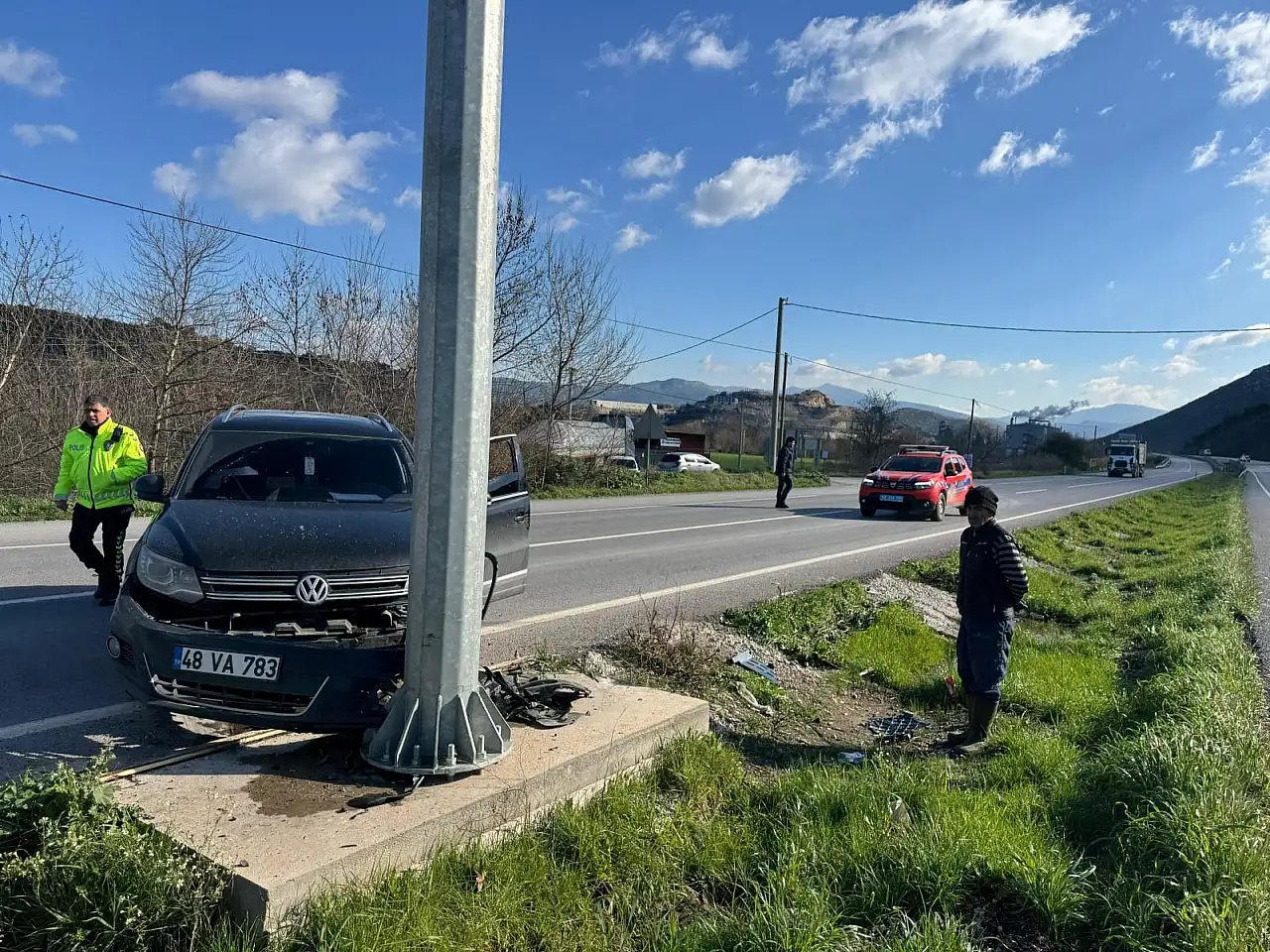 Milas'ta Trafik Kazası: Tabelaya Çarpan Otomobilin Sürücüsü Yaralandı
