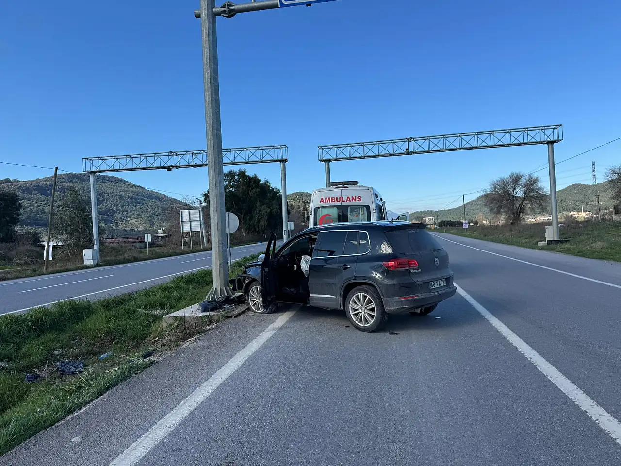 Milas'ta Trafik Kazası: Tabelaya Çarpan Otomobilin Sürücüsü Yaralandı