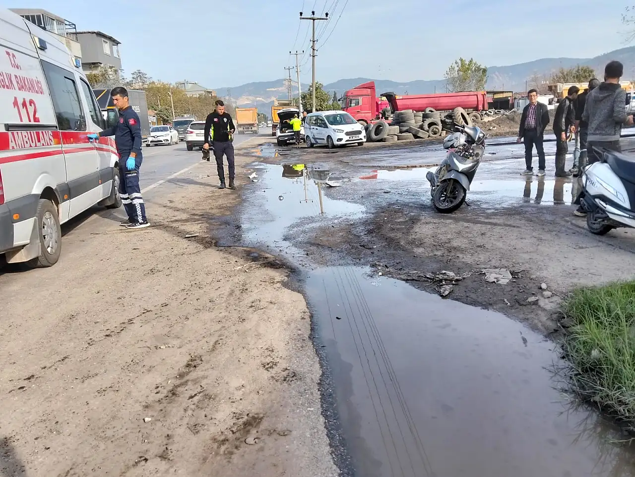 Milas'ta Servis Aracı ile Motosiklet Çarpıştı: Biri Ağır İki Yaralı