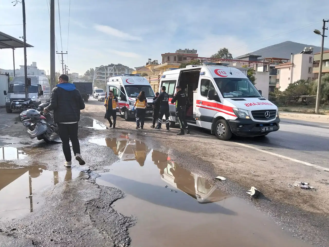 Milas'ta Servis Aracı ile Motosiklet Çarpıştı: Biri Ağır İki Yaralı