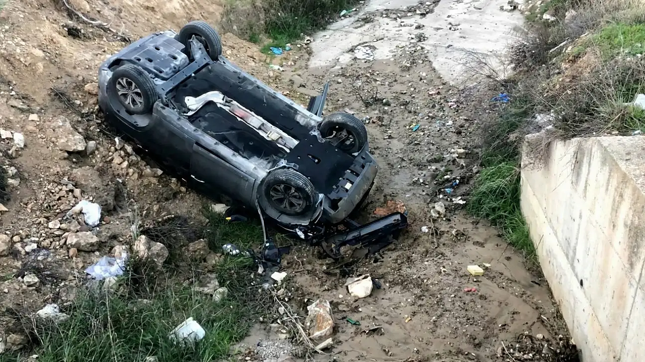 Milas'ta Sabah Saatlerinde İki Araç Çarpıştı: Takla Atan Araç Kanala Uçtu, 1 Yaralı