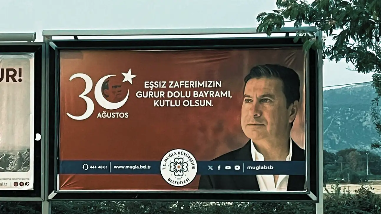 Vatandaşlardan Büyükşehir'in 30 Ağustos Bilboarduna Tepki