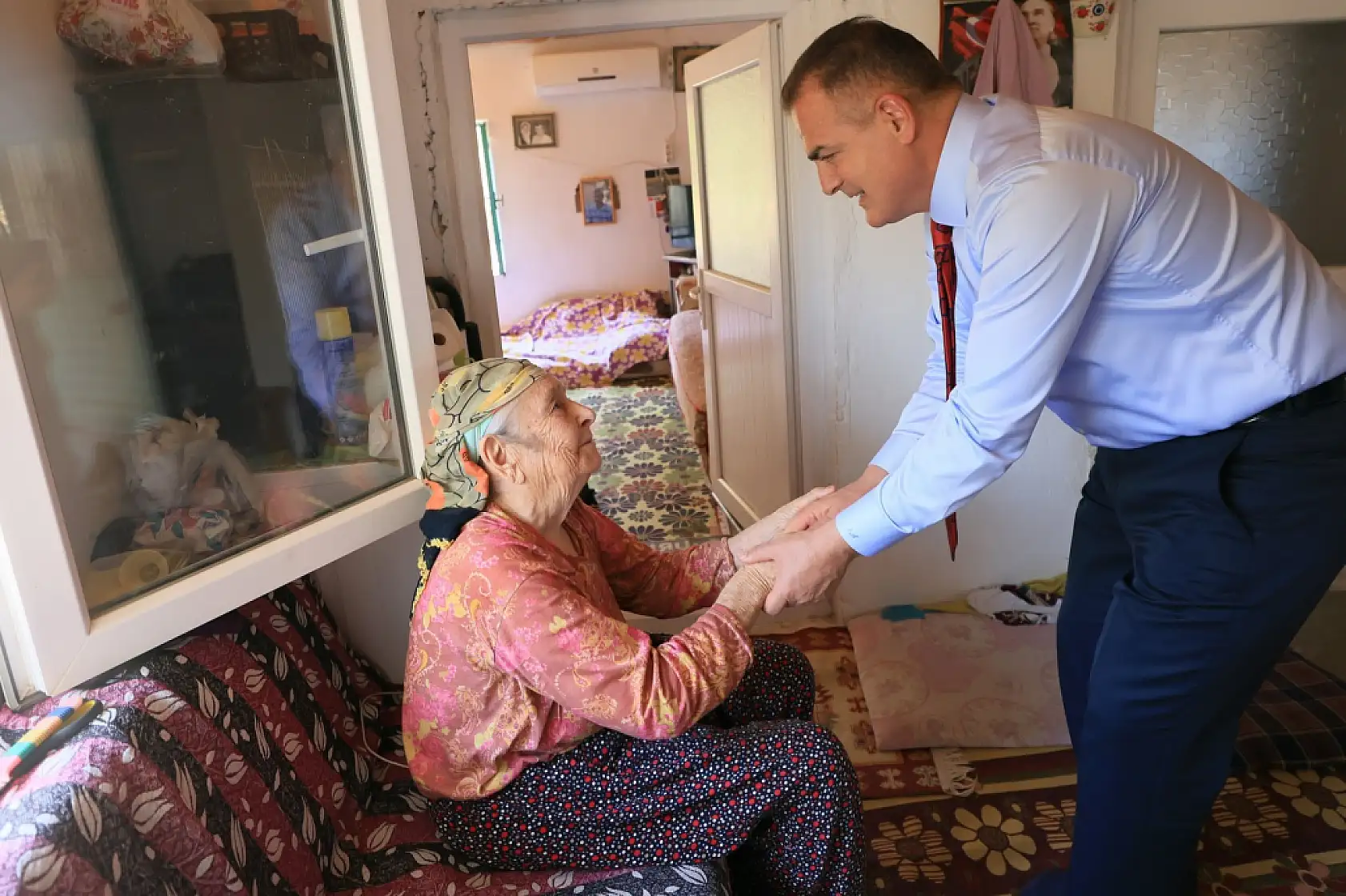 Muğla Valisi Akbıyık'tan anne-kıza moral ziyareti