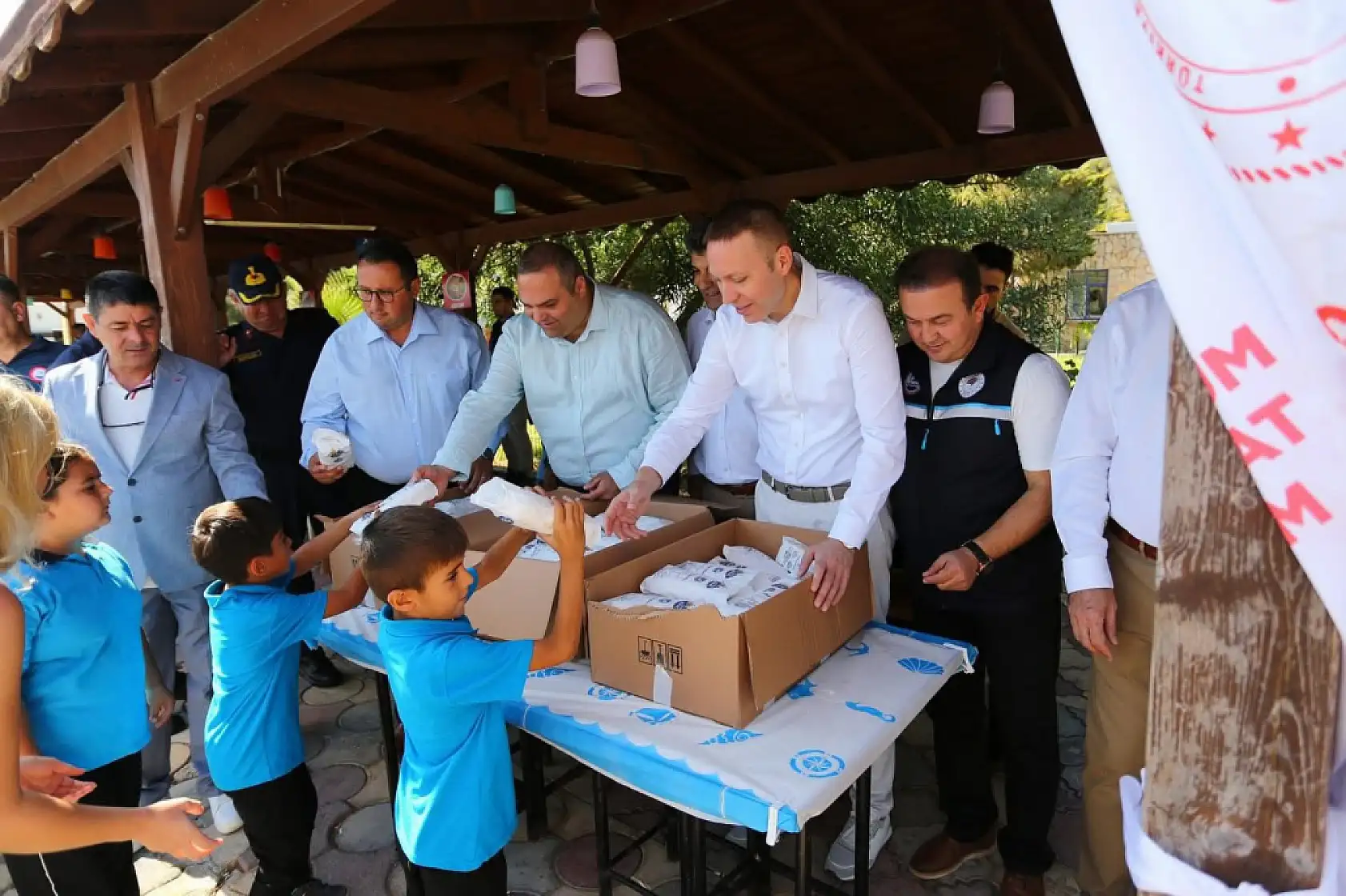 Milas Boğaziçi'nde 160 bin yavru balık denizle buluştu