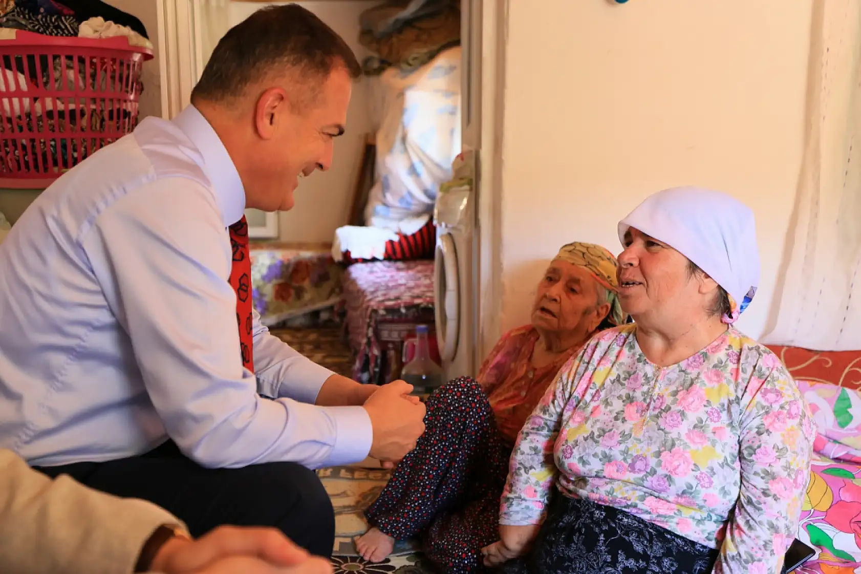 Muğla Valisi Akbıyık'tan anne-kıza moral ziyareti