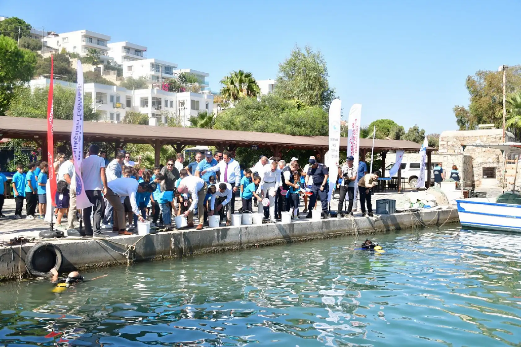 Milas Boğaziçi'nde 160 bin yavru balık denizle buluştu