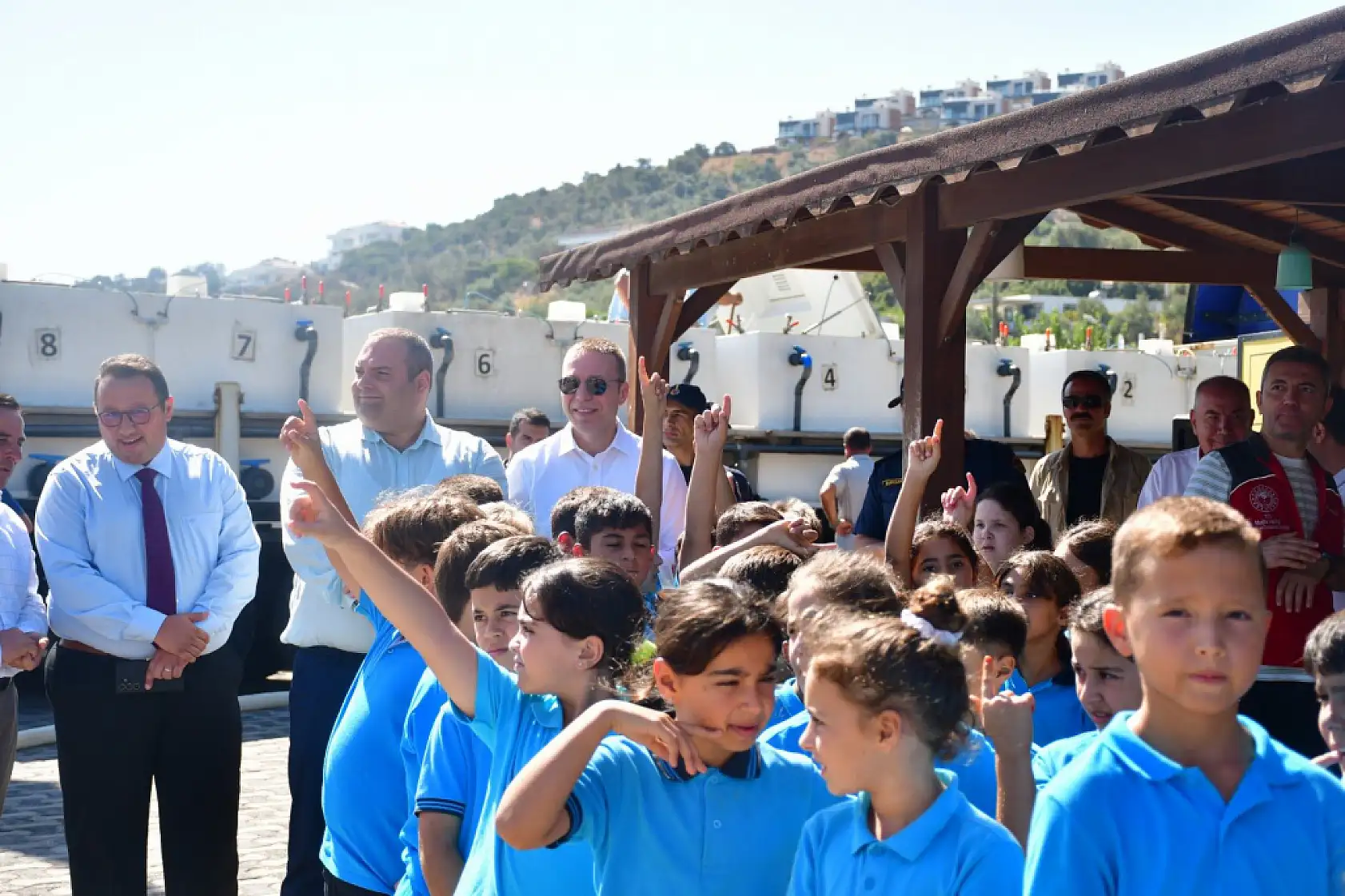 Milas Boğaziçi'nde 160 bin yavru balık denizle buluştu