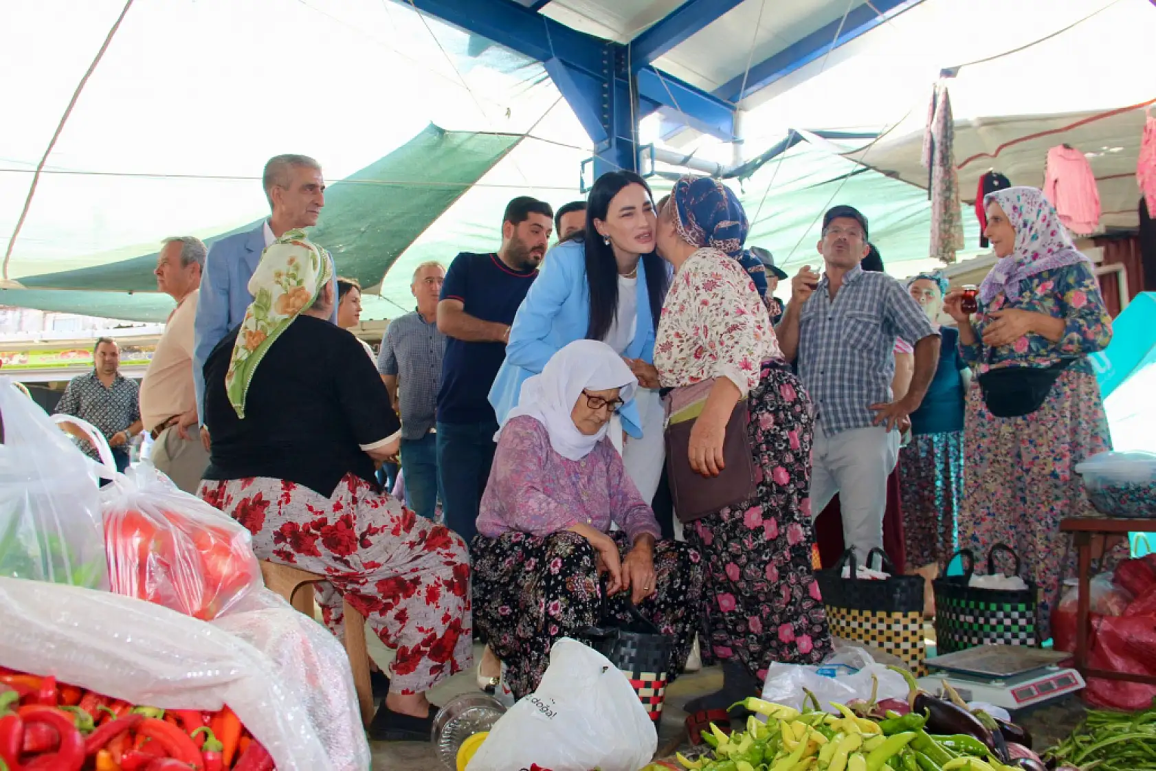 AK Parti Milletvekili Seda Sarıbaş Milas'ta Pazar Esnafıyla Buluştu