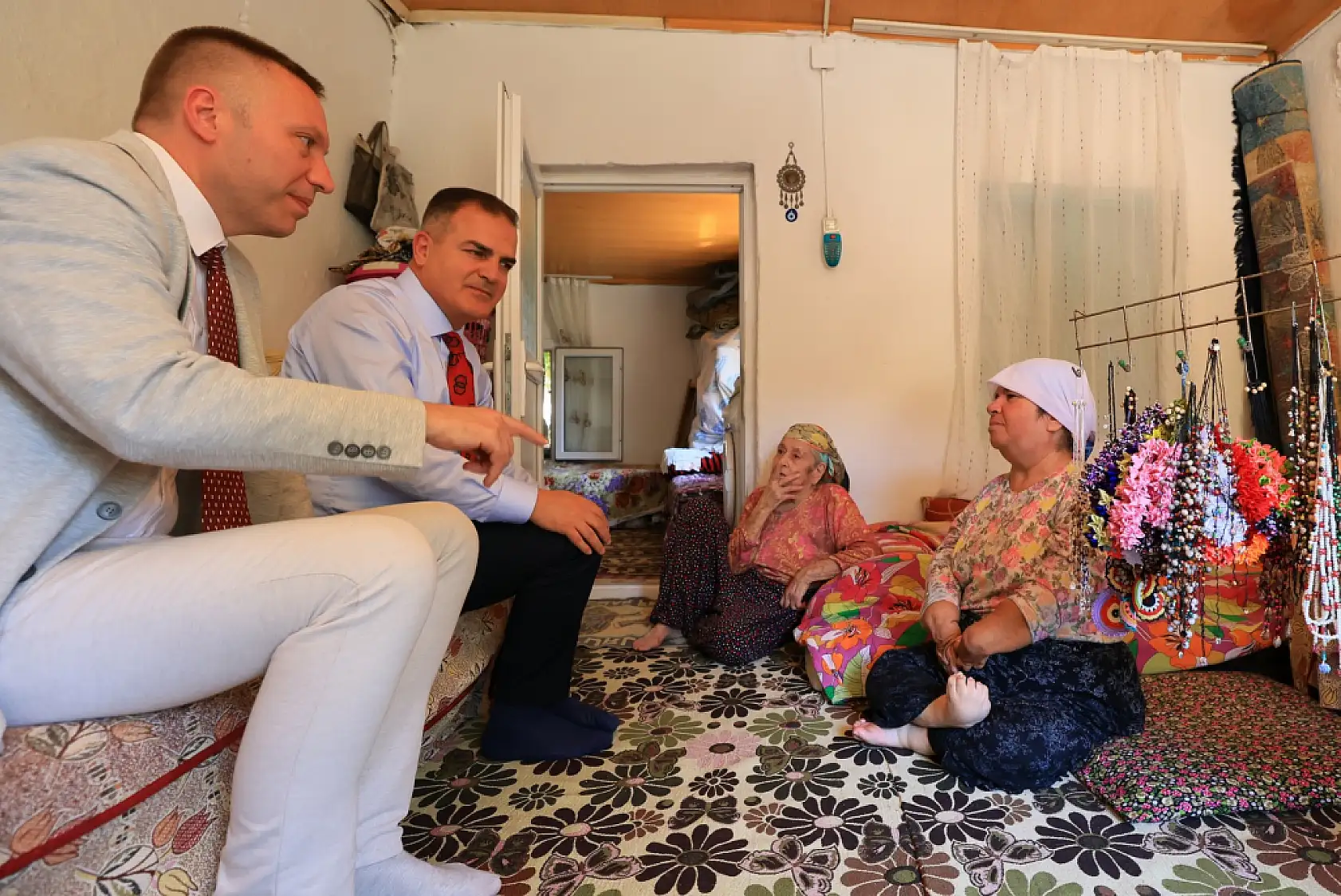 Muğla Valisi Akbıyık'tan anne-kıza moral ziyareti