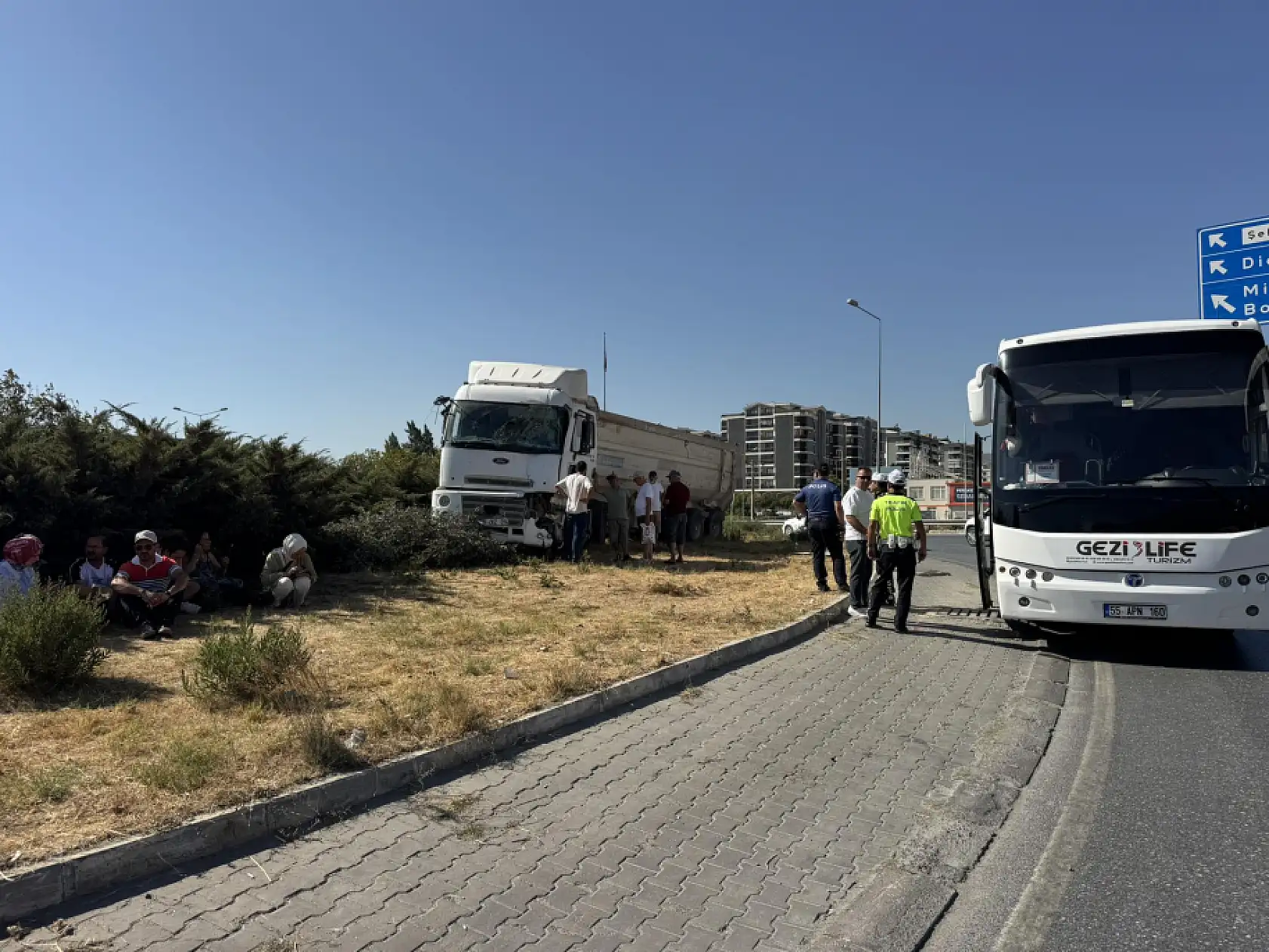 Söke Milas karayolunda freni tutmayan TIR otobüse çarptı 6 kişi yaralandı