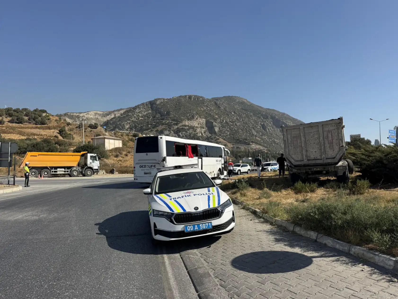 Söke Milas karayolunda freni tutmayan TIR otobüse çarptı 6 kişi yaralandı