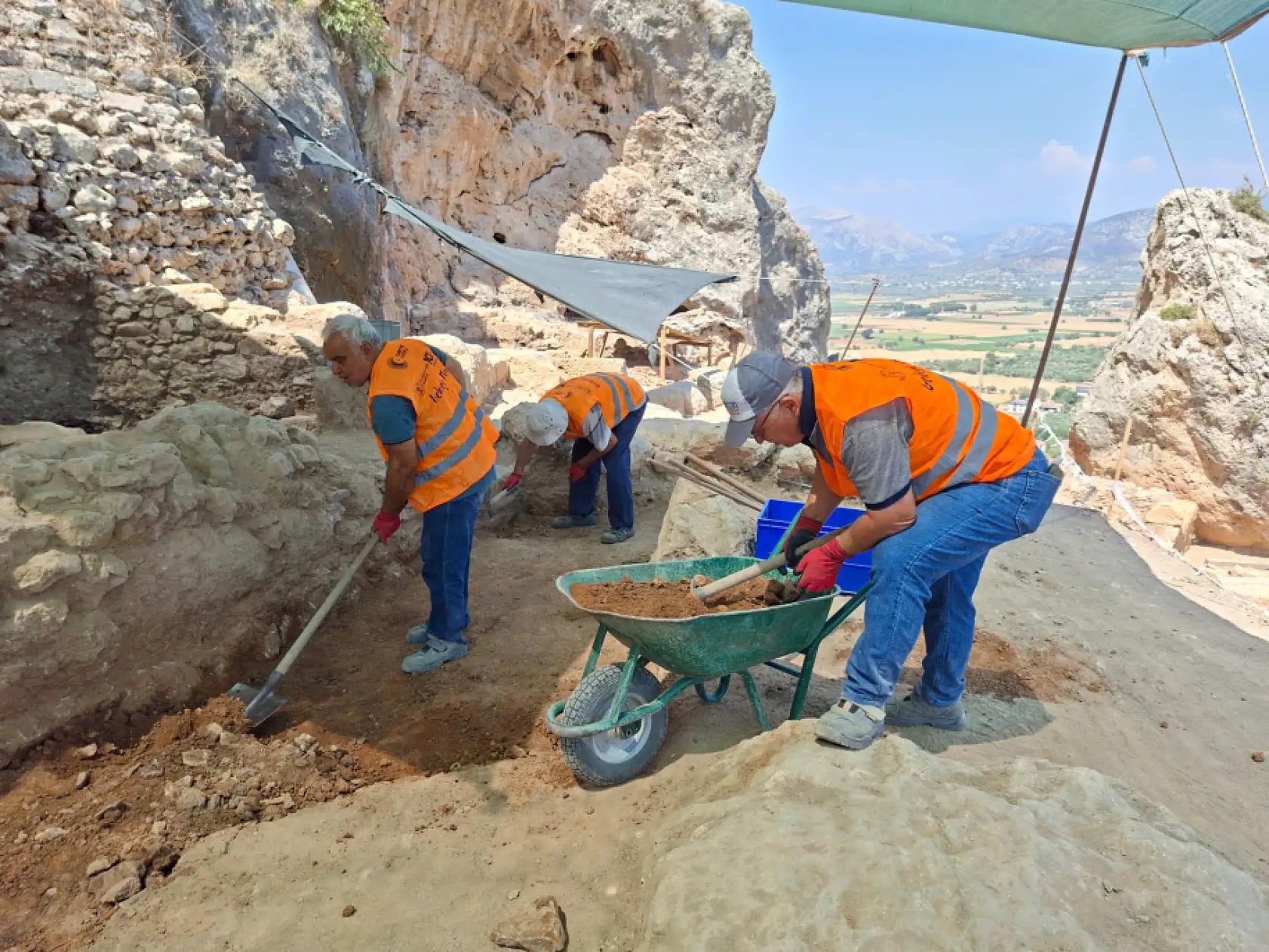 Beçin Kalesi'nde Yeni Bir Yapı Gün Yüzüne Çıkıyor