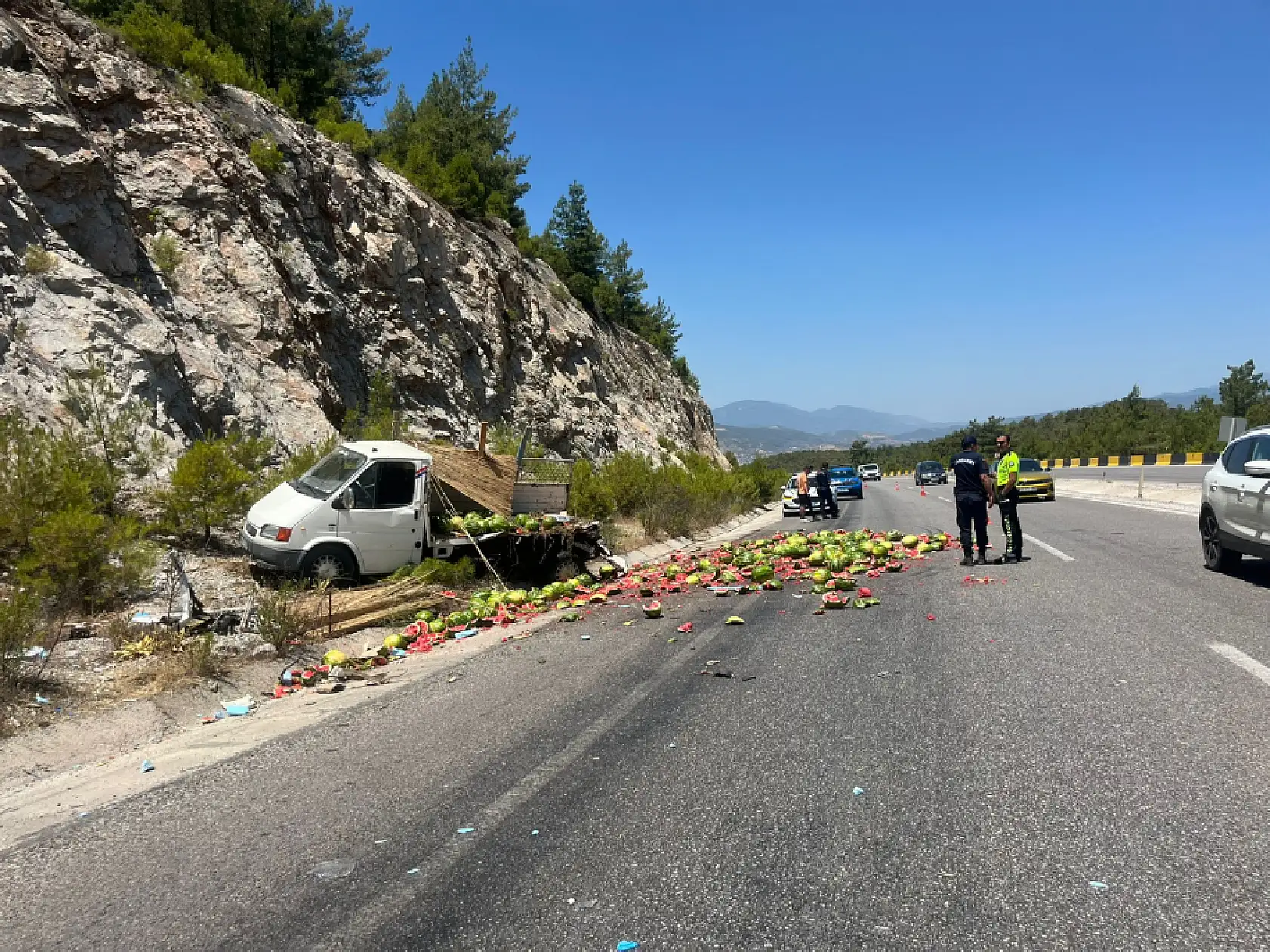 Milas'ta Karpuz Yüklü Kamyonetle Kapalı Kasa Araç Çarpıştı: 2 Yaralı