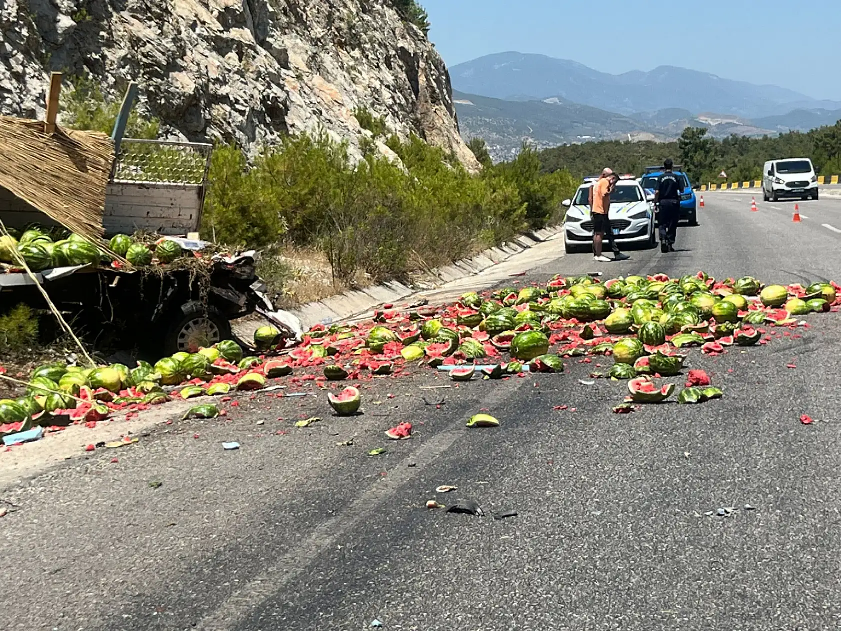 Milas'ta Karpuz Yüklü Kamyonetle Kapalı Kasa Araç Çarpıştı: 2 Yaralı