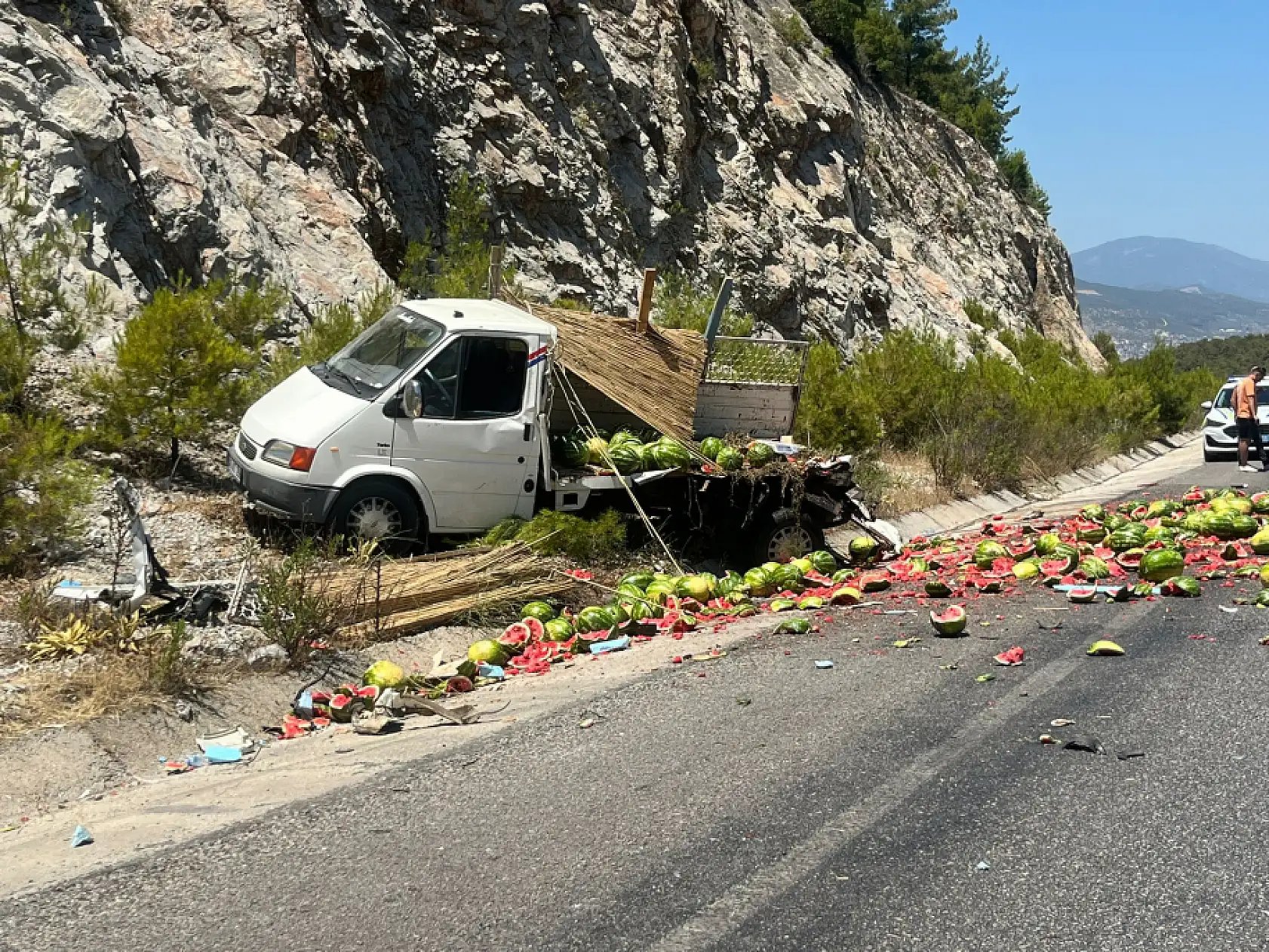 Milas'ta Karpuz Yüklü Kamyonetle Kapalı Kasa Araç Çarpıştı: 2 Yaralı