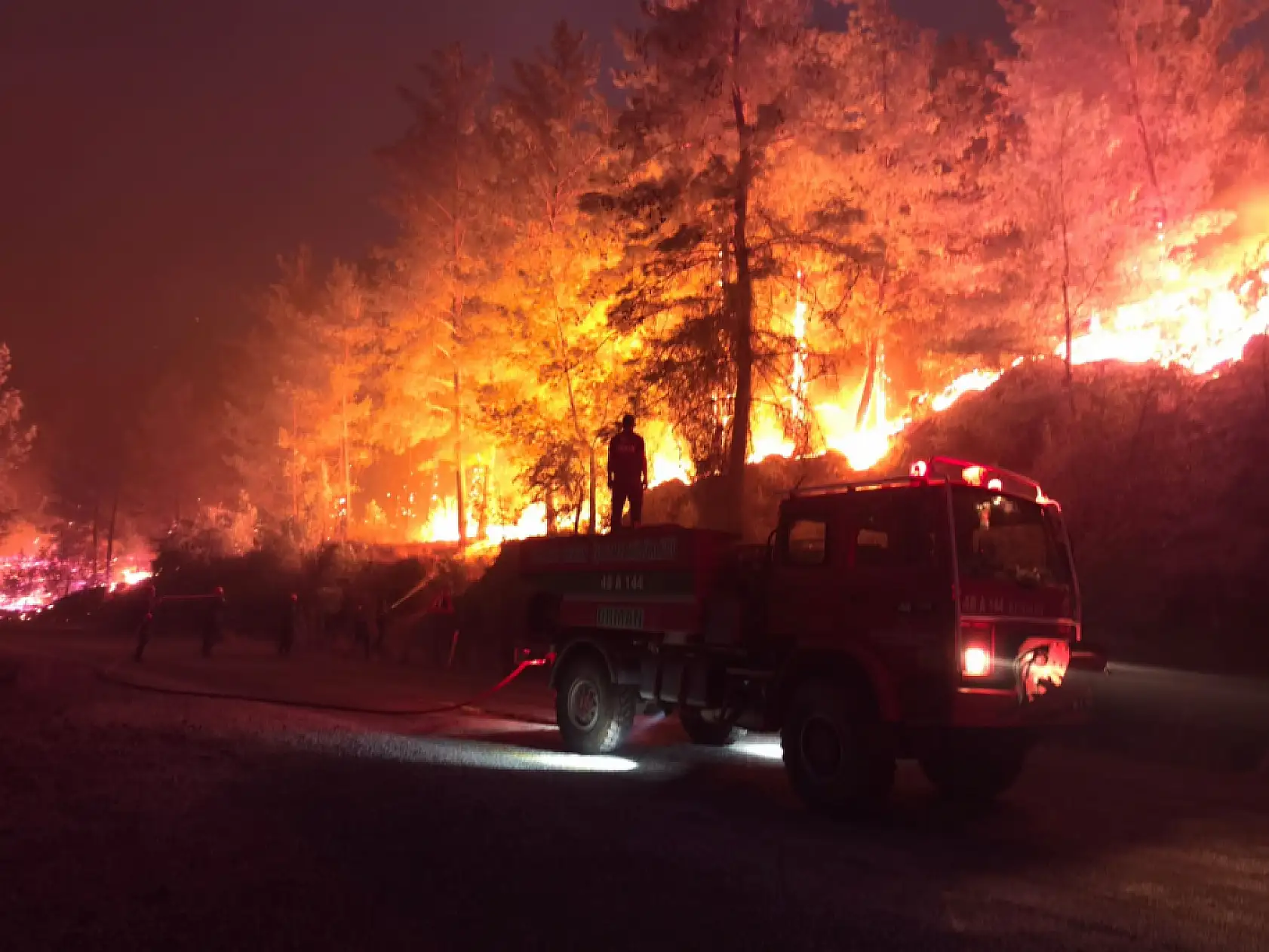 Milas Akkovanlık ve Kıyıkışlacık'ta yangınla mücadele sürüyor