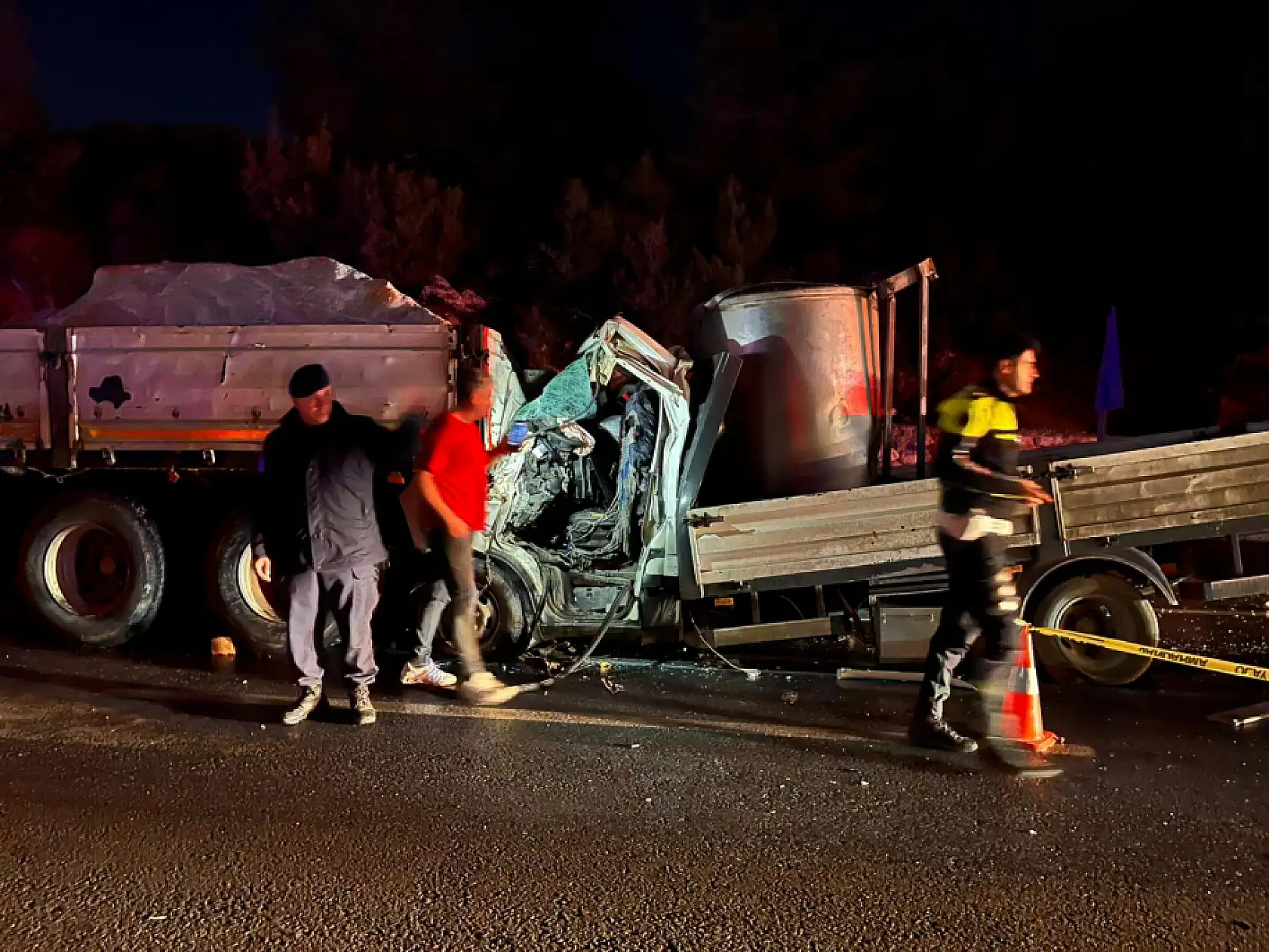 Milas Yatağan Karayolu'nda feci kaza: Süt aracı tıra arkadan çarptı Osman Küçük hayatını kaybetti