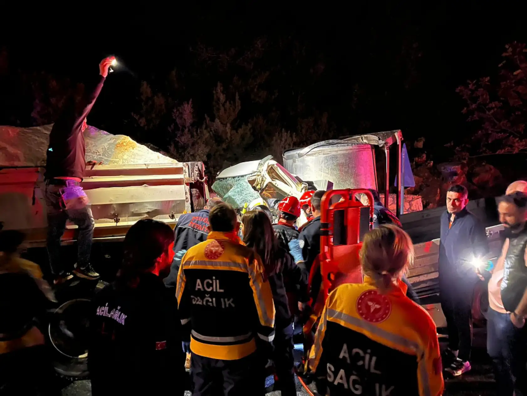 Milas Yatağan Karayolu'nda feci kaza: Süt aracı tıra arkadan çarptı Osman Küçük hayatını kaybetti