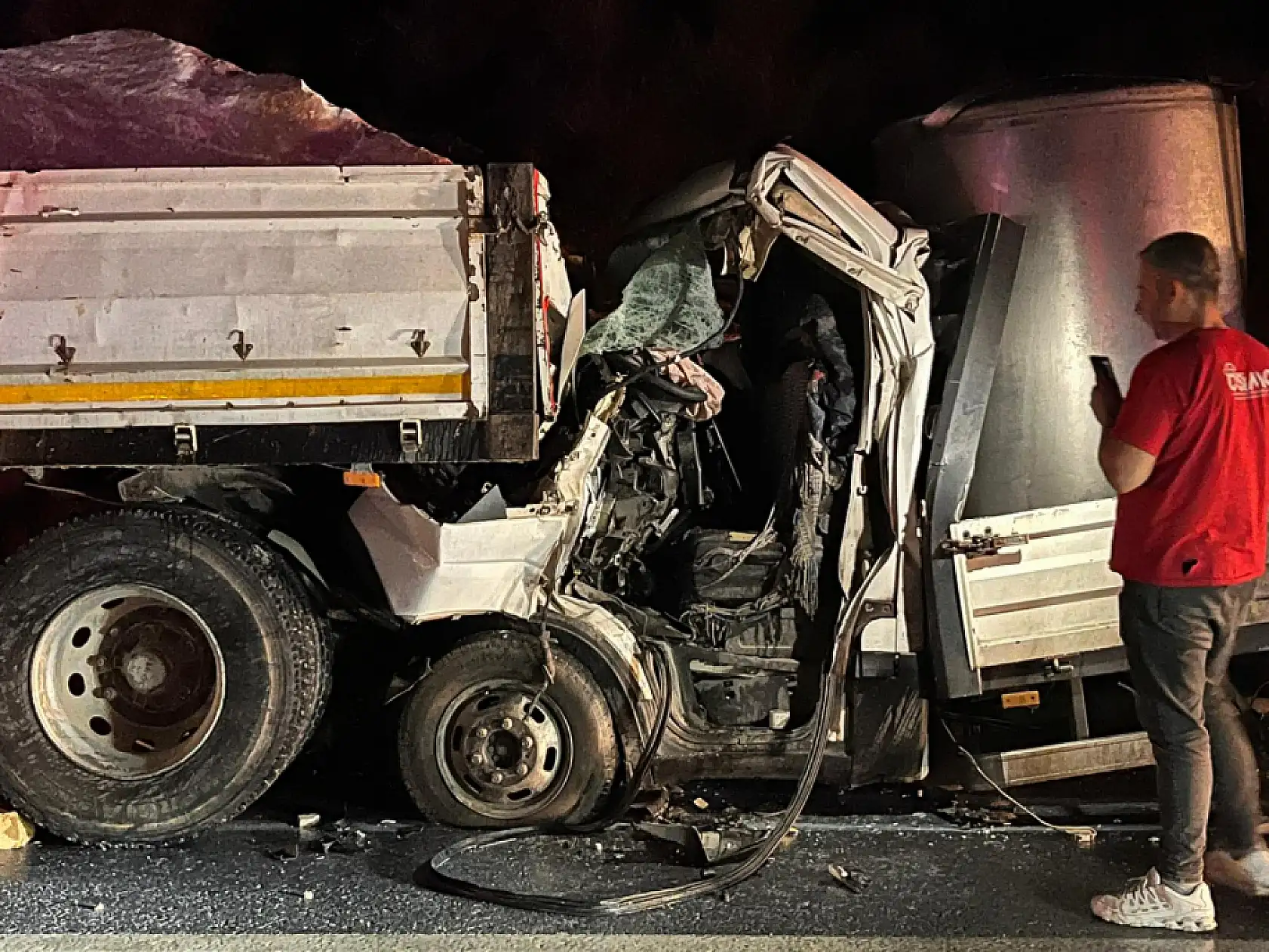 Milas Yatağan Karayolu'nda feci kaza: Süt aracı tıra arkadan çarptı Osman Küçük hayatını kaybetti