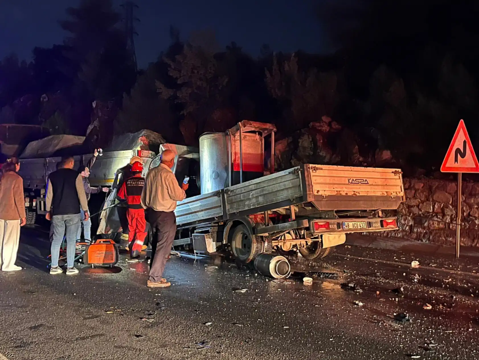 Milas Yatağan Karayolu'nda feci kaza: Süt aracı tıra arkadan çarptı Osman Küçük hayatını kaybetti