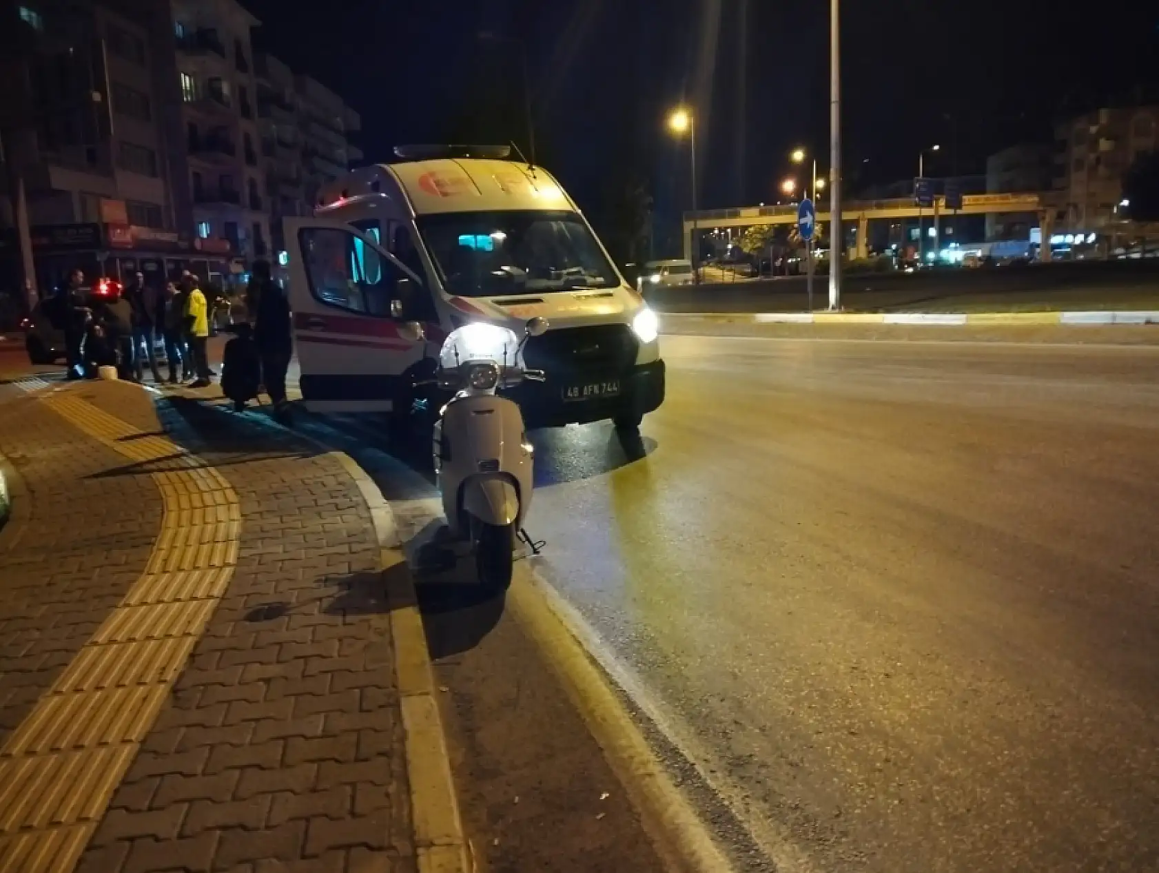 Gece Yarısı Yağlı Yol Kazası: Motosiklet Sürücüsü Kayarak Düştü