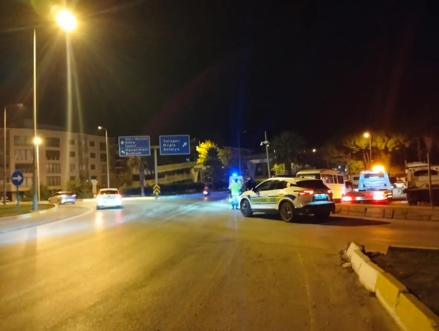 Gece Yarısı Yağlı Yol Kazası: Motosiklet Sürücüsü Kayarak Düştü