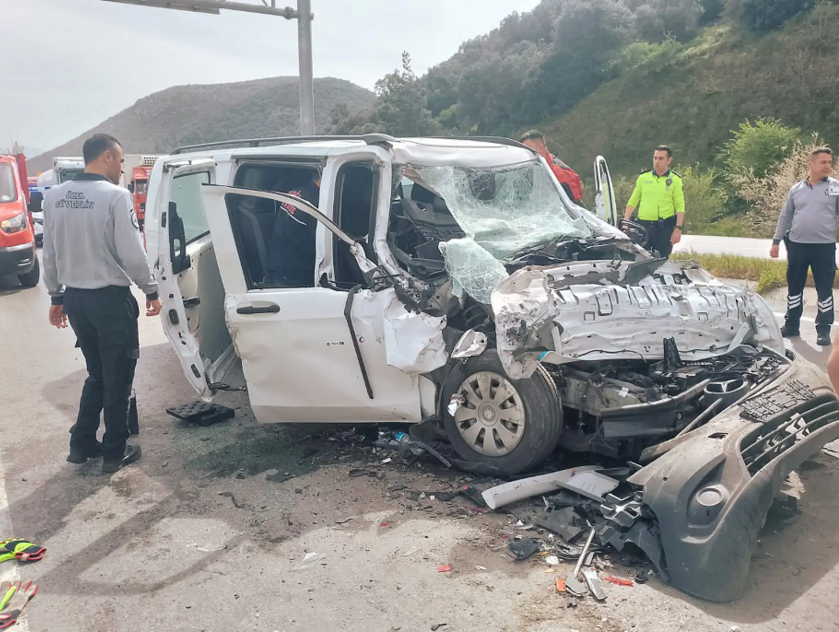 Milas'ta Balık yüklü tıra çarpan araç hurdaya döndü, 3 kişi yaralandı