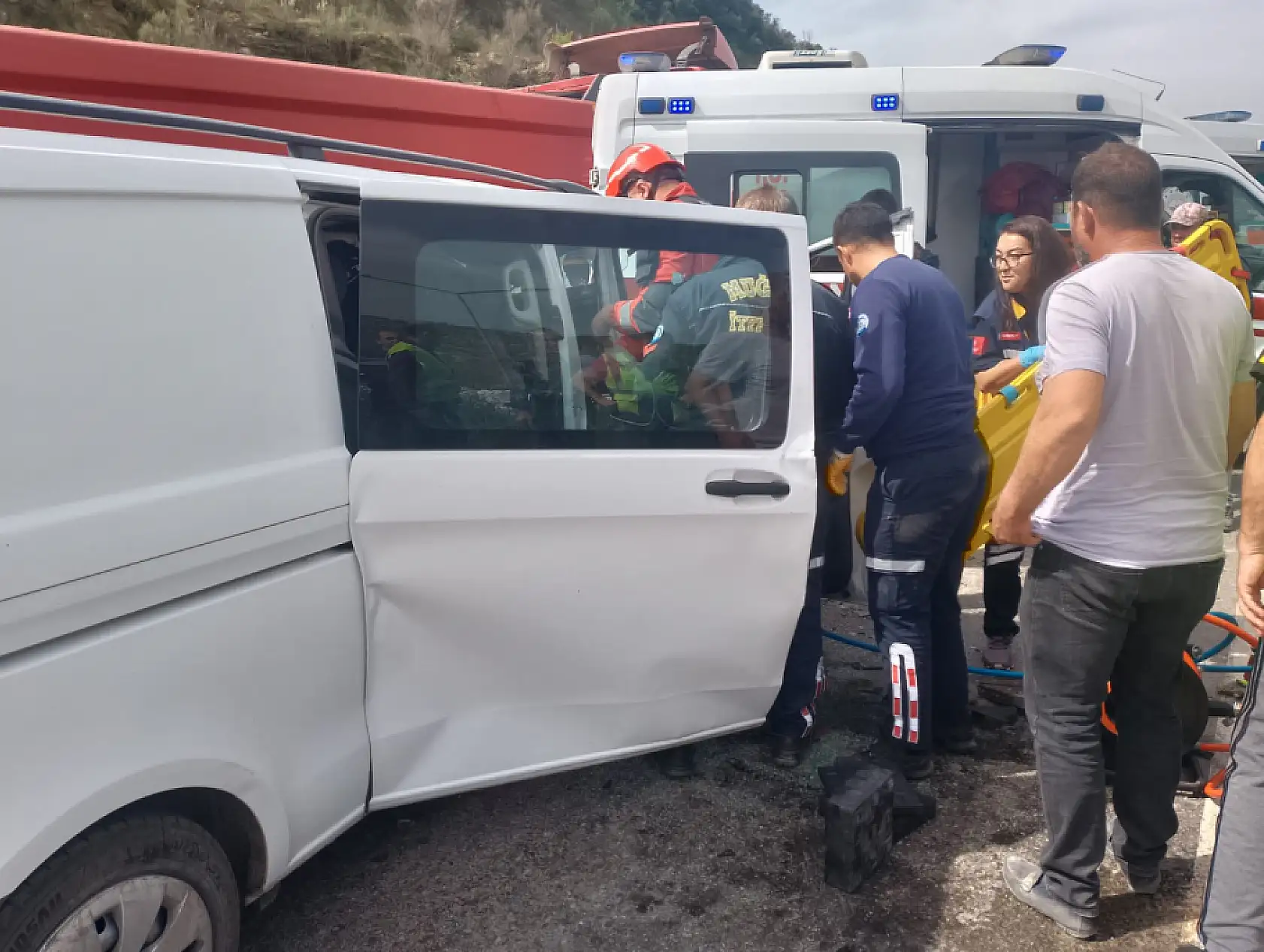 Milas'ta Balık yüklü tıra çarpan araç hurdaya döndü, 3 kişi yaralandı