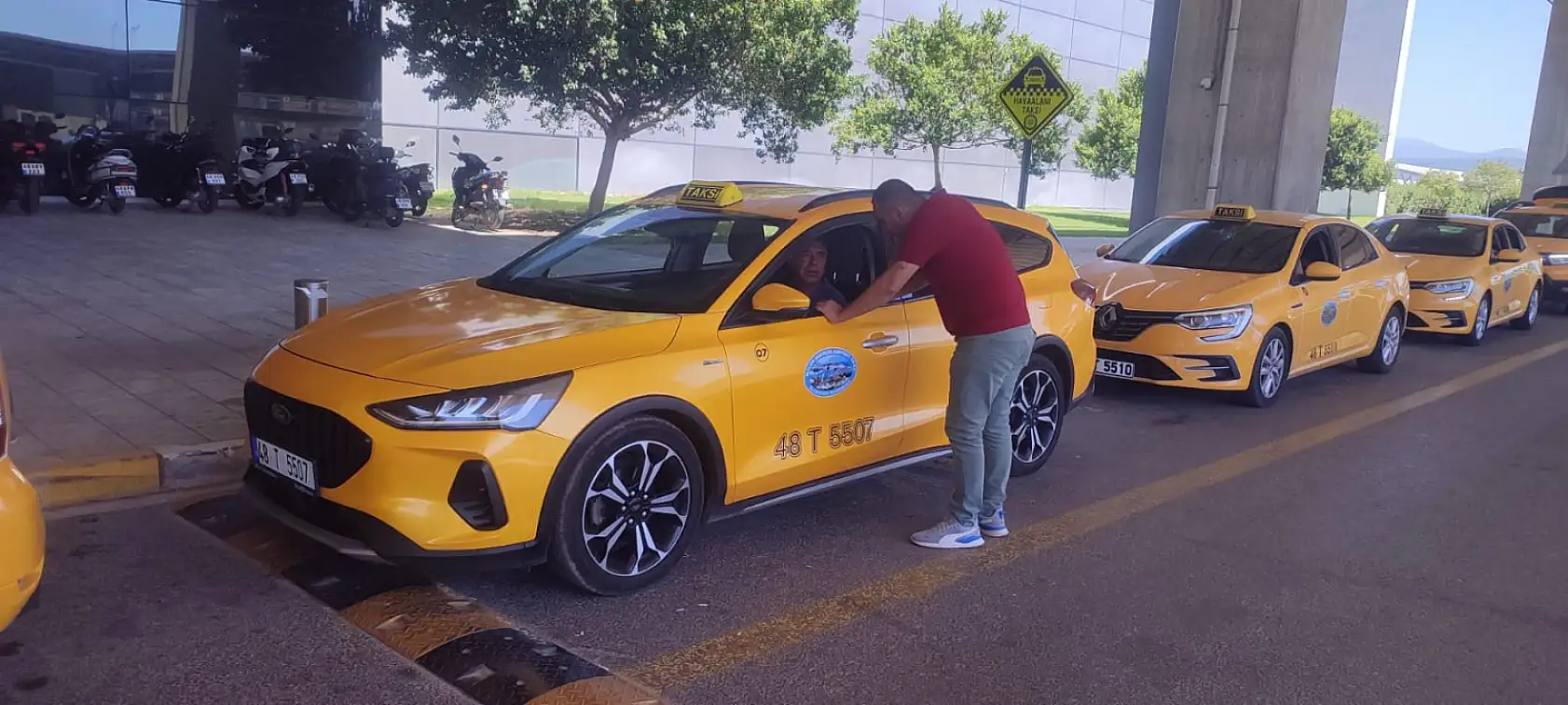 Milas Havalimanı'nda Ticari Taksilere Sigara Denetimi