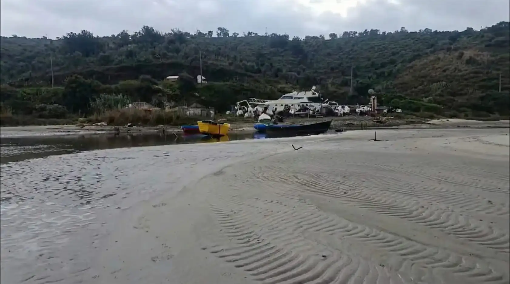Güllük Dalyan'da Şaşırtan Manzara: Deniz Metrelerce Geri Çekildi!