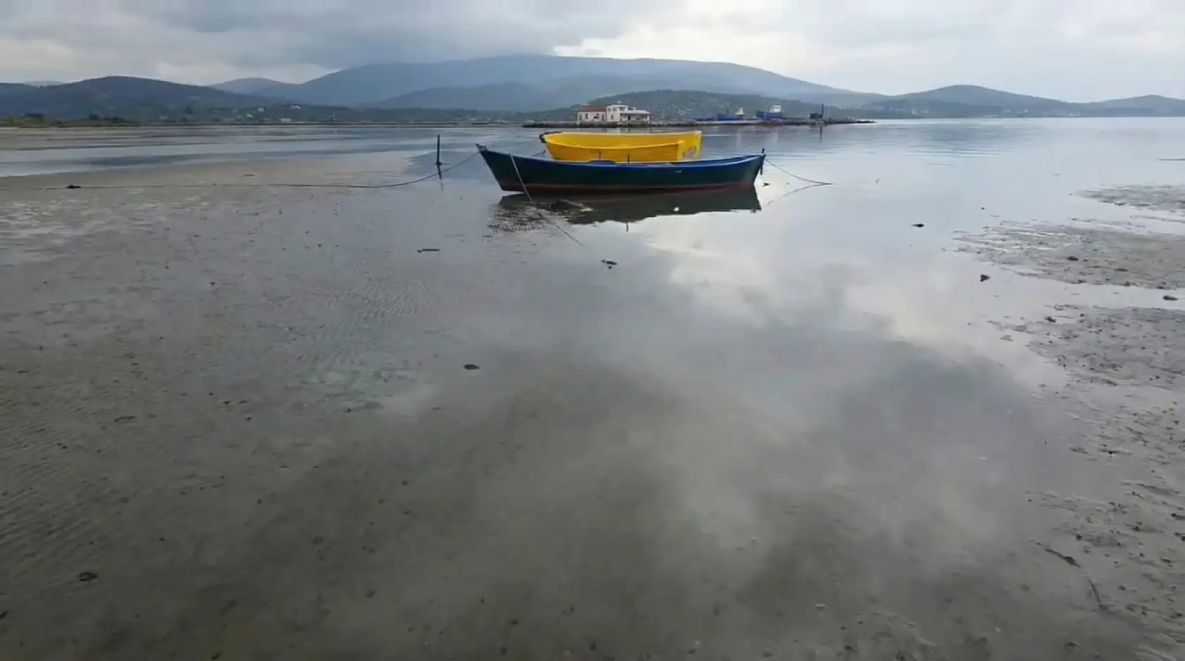 Güllük Dalyan'da Şaşırtan Manzara: Deniz Metrelerce Geri Çekildi!