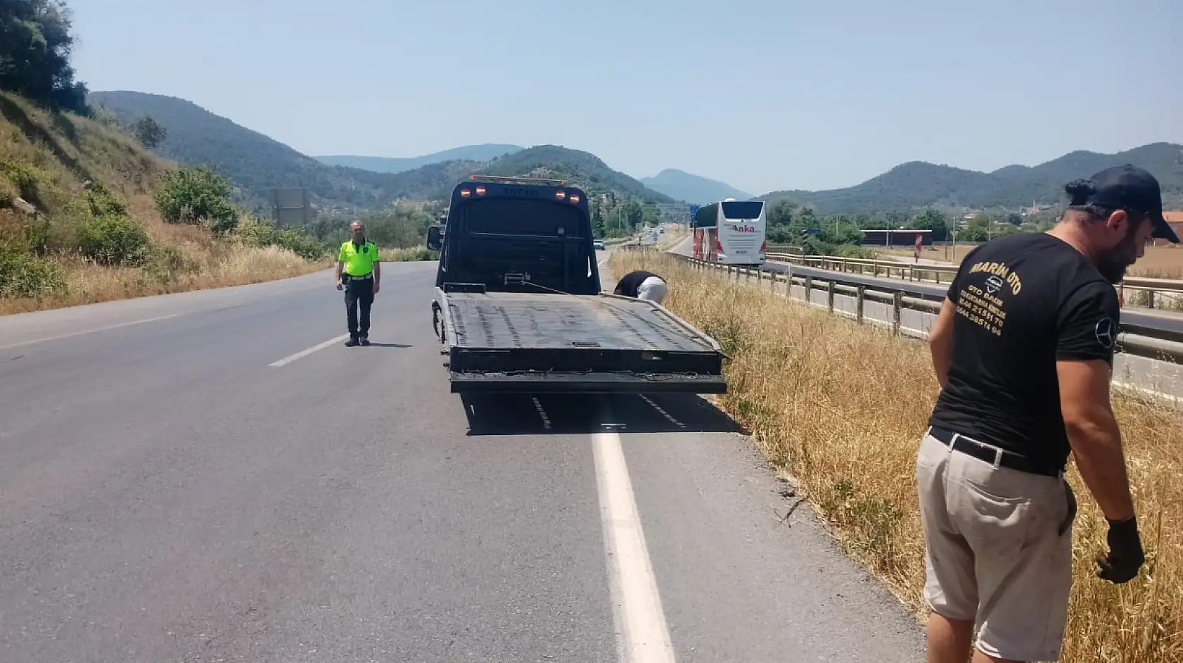 Yola dökülen yağ kazayı getirdi: Milas'ta araç refüje savruldu