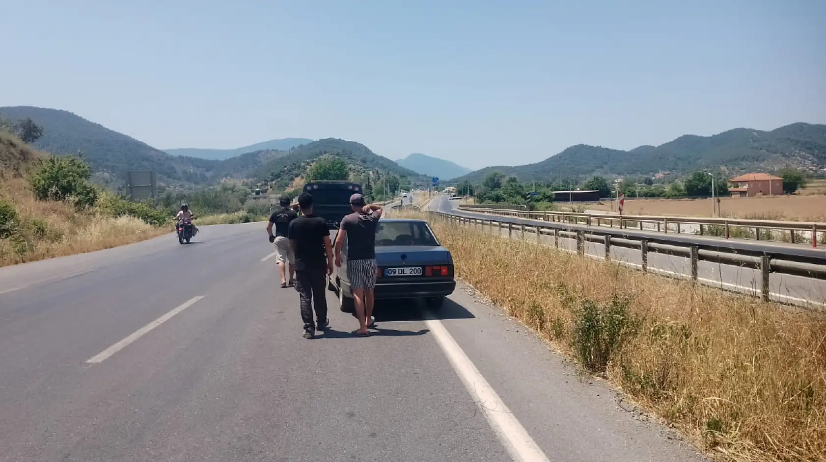 Yola dökülen yağ kazayı getirdi: Milas'ta araç refüje savruldu