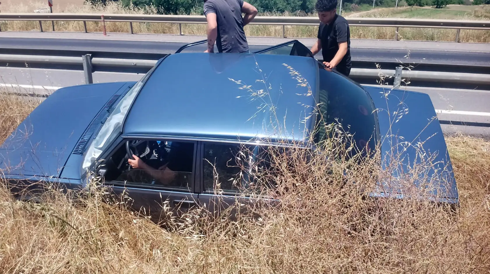 Yola dökülen yağ kazayı getirdi: Milas'ta araç refüje savruldu