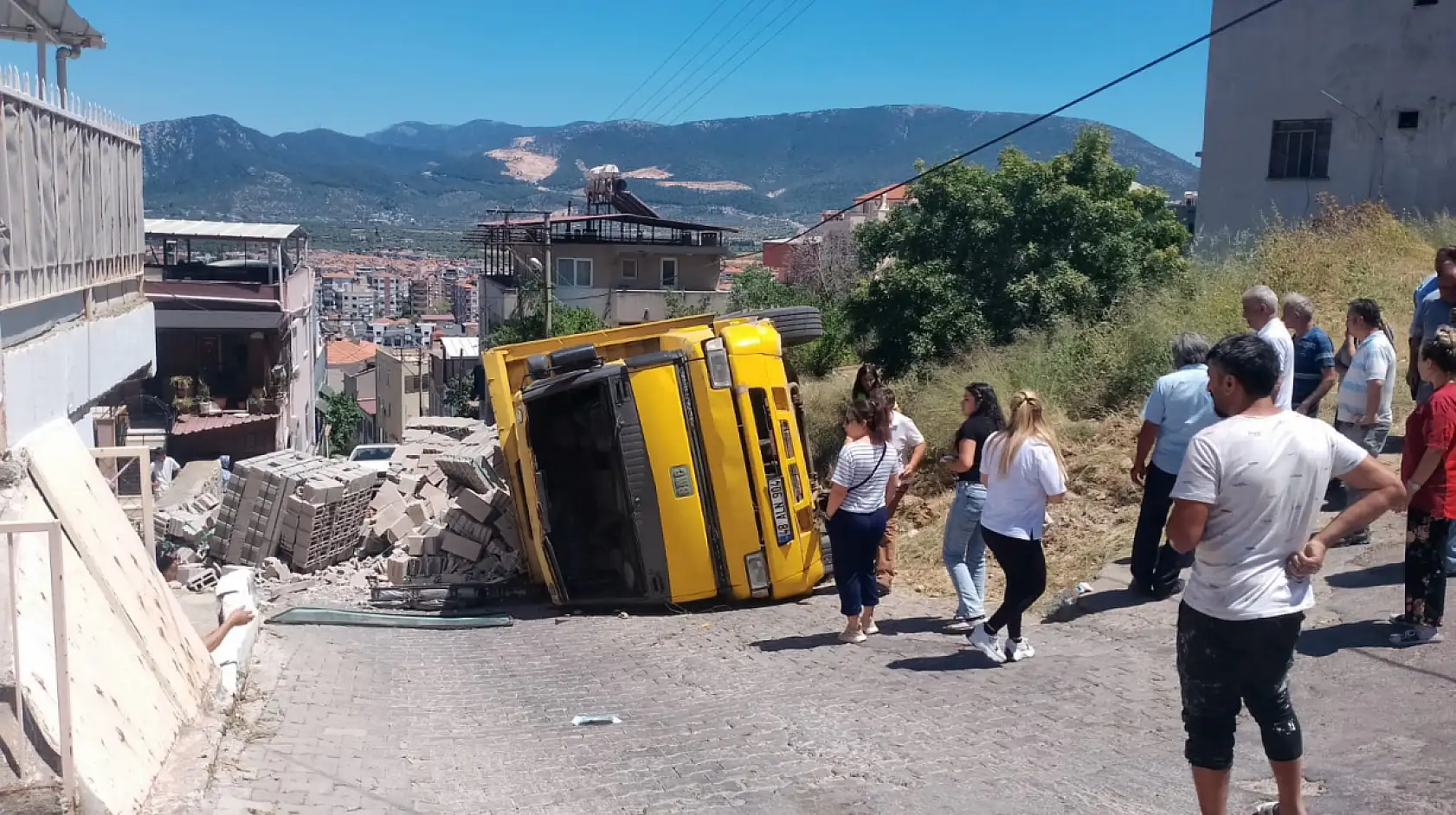 Milas'ta briket yüklü kamyon devrildi faciadan dönüldü