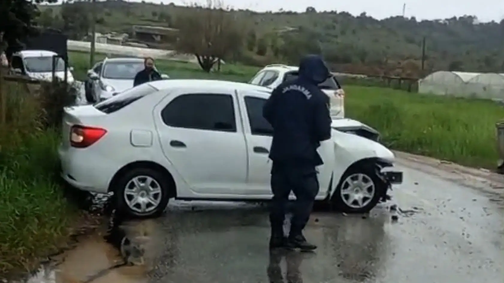 Milas Dörttepe kavşağında iki araç kafa kafaya çarpıştı, 1'i ağır 5 kişi yaralandı