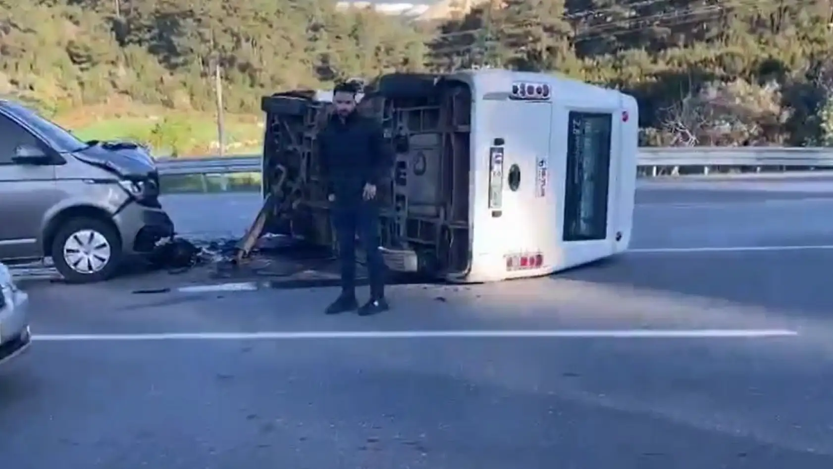 Milas Yatağan karayolunda minibüsle çarpışan servis yan yattı: 6 yaralı