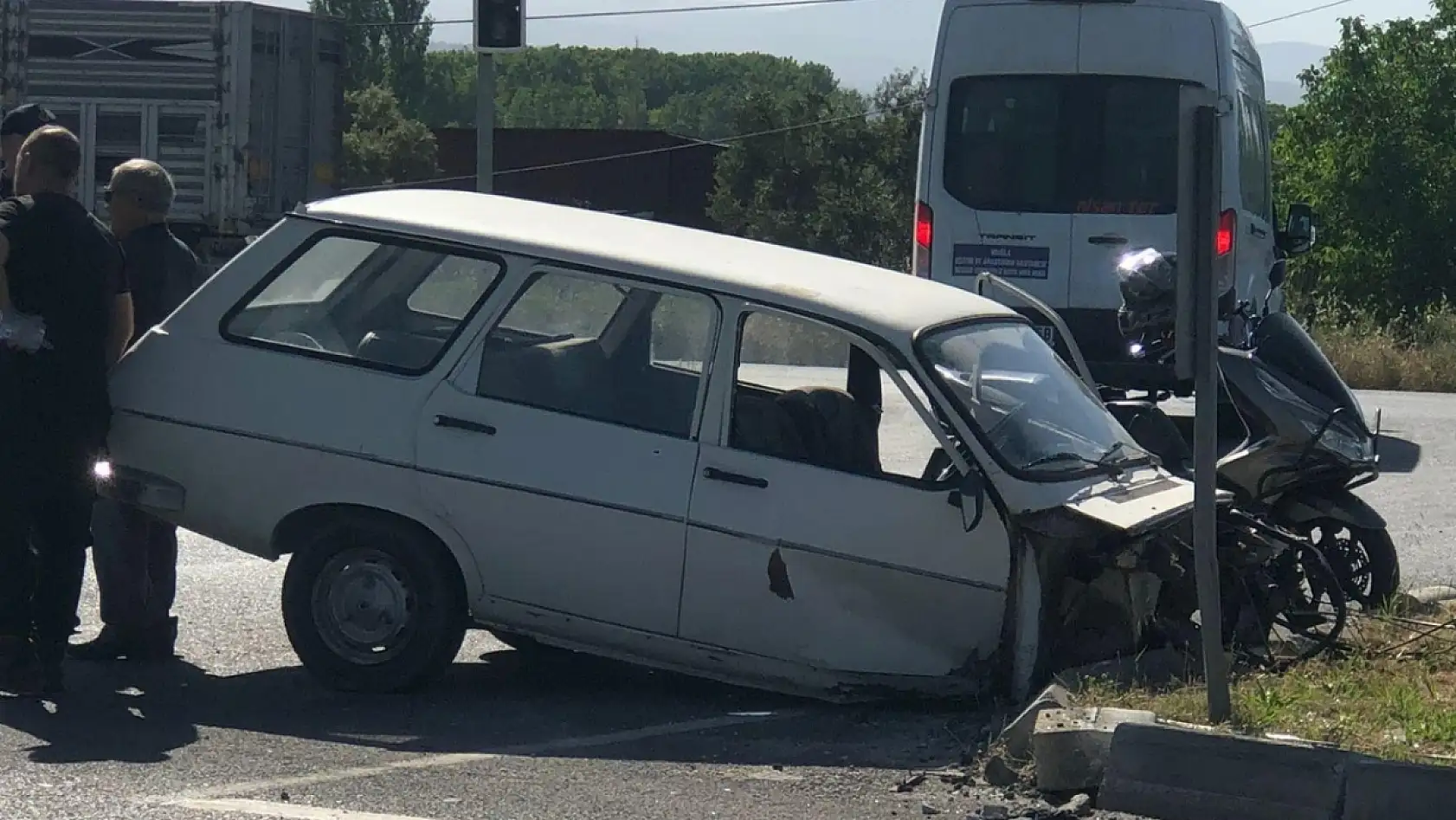 Milas Yatağan karayolunda iki araç kafa kafaya çarpıştı: Otomobil ikiye ayrıldı