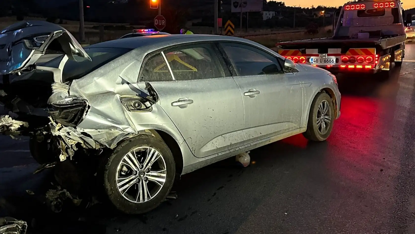 Milas'ta feci kaza: Kırmızı ışıkta bekleyen otomobile arkadan çarptı bir kişi yaralandı