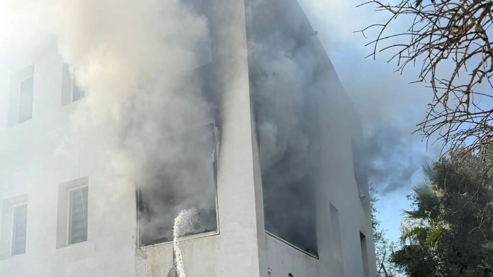Çamarası'nda Meyve Bahçesinde Başlayan Yangın Evi Küle Çevirdi