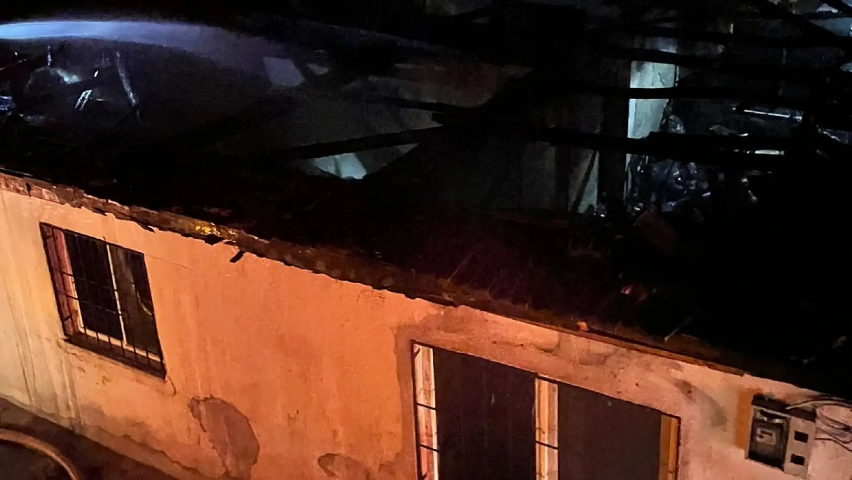 Milas Kandak Mahallesi'nde Ev Yangını: Ekipler Seferber Oldu