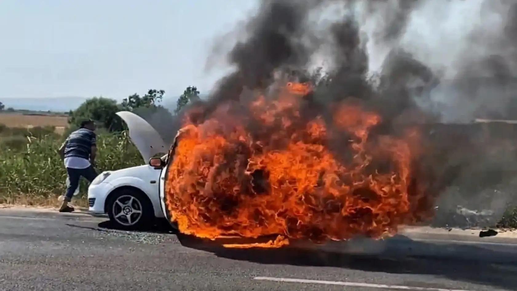 Milas-Bodrum Karayolu'nda Otomobil Alev Alev Yandı