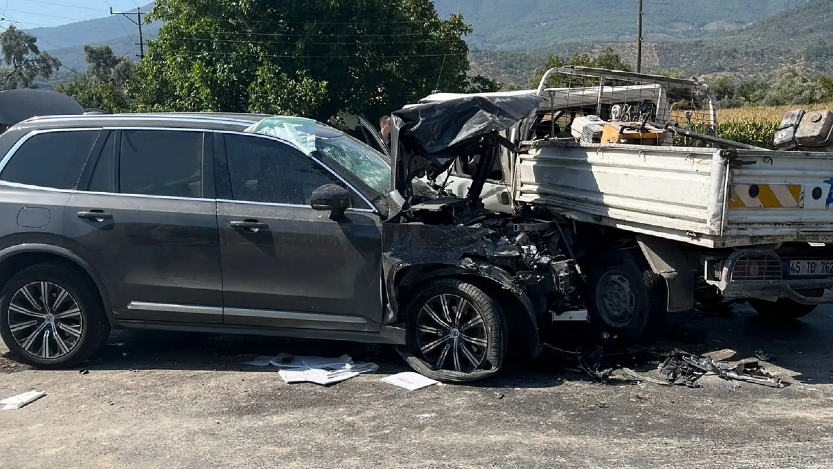 Milas'ta Kamyonet ile Otomobil Çarpıştı: 4 Yaralı