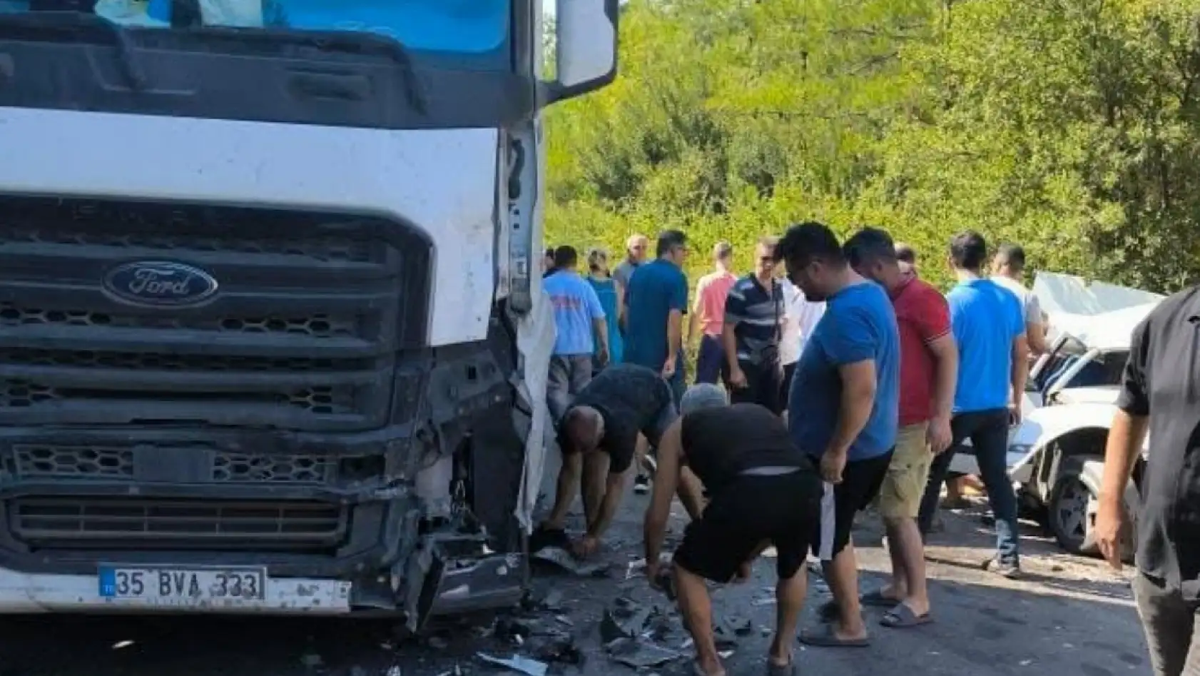 Milas Ören Yolunda Sollama Faciası: Otomobil TIR'la Kafa Kafaya Çarpıştı