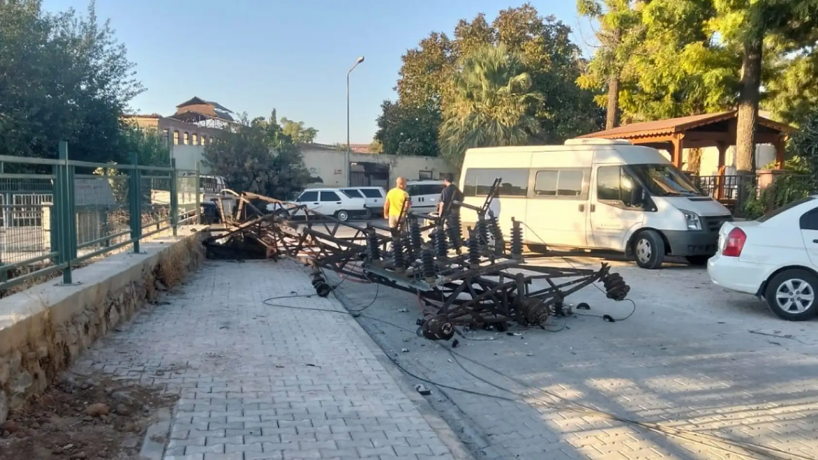 Milas'ta Kömür Kamyonu Elektrik Direğini Araçların Üzerine Devirerek Kayıplara Karıştı