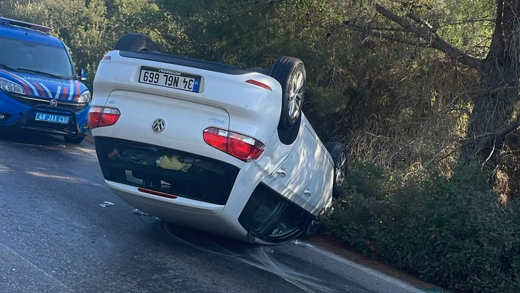 Milas'ta Virajda Kontrolünü Kaybeden Araç Takla Attı 2 Kişi Yaralandı